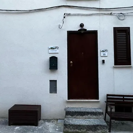La Casa Del Mandorlo Guest house